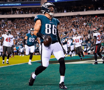 Former Eagles Star Suffers Potentially Career-Ending Week 14 Injury, Returns to Philadelphia on a One-Day Contract to Retire in Midnight Green