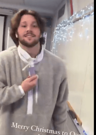 A WARM CHRISTMAS NIGHT: Josh Allen’s Closest Brothers Pooled $50,000 to Gift Him a Diamond MVP Chain on Christmas Night in Buffalo — And the Names Engraved Will Stay With Him for Life