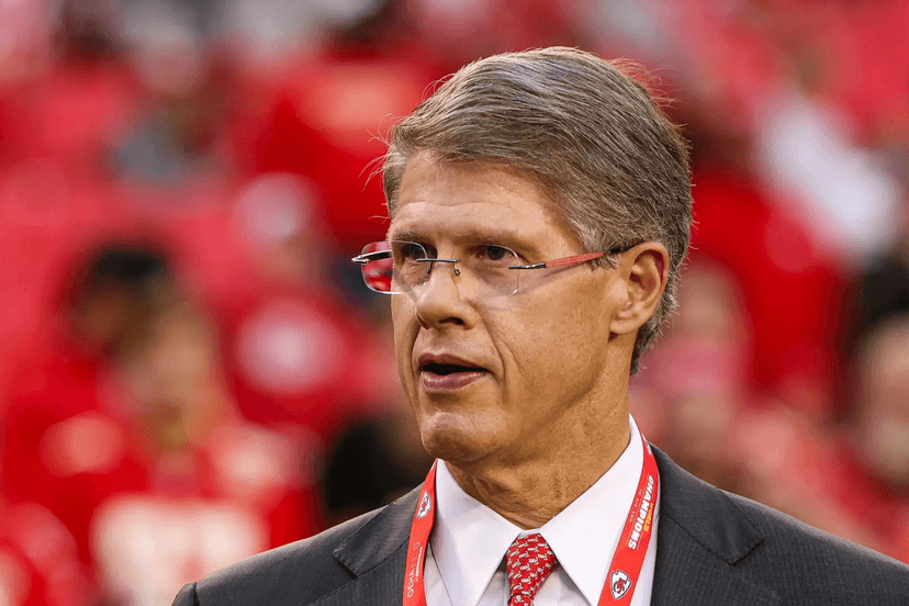 Chiefs Owner Clark Hunt Issues Ultimatum to Cal McNair After Outrage-Inducing Incident – Viral Video Shows Texans Fans Harassing a Black Chiefs Fan, Shaking the Entire NFL