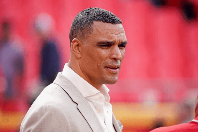 Chiefs Legend Tony Gonzalez Defends Andy Reid Amid Backlash Over Game Plan That Led to Patrick Mahomes’ Season-Ending Injury — But Mahomes’ Reaction Leaves Chiefs Nation Stunned