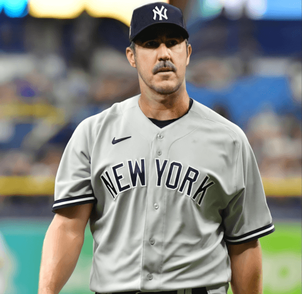 Ex Yankees star with 2 championships and 9x All-Star faces difficulty finding the right team, hopes to sign a one-day contract with New York to retire in Yankees colors at age 43.
