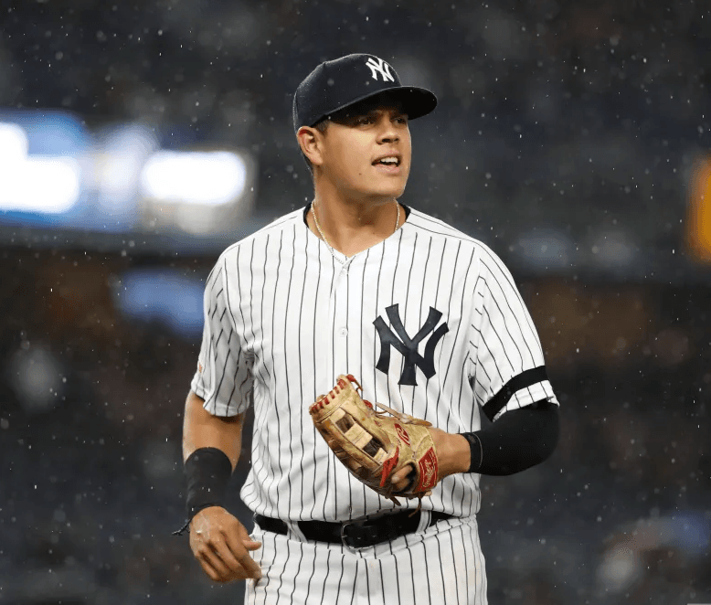 A Yankees legend “returns home,” signing a one-day contract to retire in Bronx colors at age 34 after struggling to find a new team following his release by the Oakland Athletics and the New York Yankees.