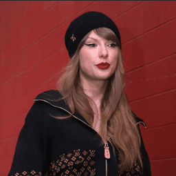 Taylor Swift angrily defends Travis Kelce amid reports that the Chiefs are pursuing the “best tight end in all of America” from 2025 as a replacement while Kelce is still in his prime.