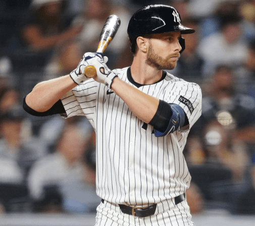 New York Yankees Re-sign Gold Glove Award OF Just 12 Hours After Cutting Contract