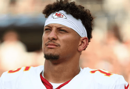 Without a single throw, Patrick Mahomes still makes the entire NFL bow – the gesture carrying the message “For Her 💜” before the big battle with the Bills sets Highmark ablaze, while Chiefs Kingdom chokes with proud emotion