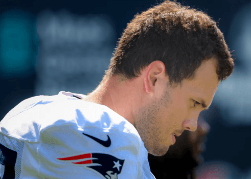 Patriots Superstar Hunter Henry Personally Visits Hospital to Apologize After Learning His Nephew Was Involved in Outrageous Helmet Attack During High School Game – Moment That Leaves Entire NFL Speechless