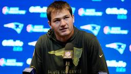 Just Hours Before Kickoff, Drake Maye Silences the NFL – Not With a Throw, But With a Special Gesture Honoring Late Young Cowboys Star