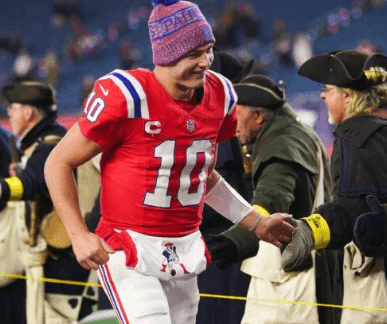 Drake Maye Skips Victory Celebration After 33-15 Win to Stand With Jaxson Dart – And the Moment That Touched the Entire NFL Has Been Honored as “The Most Beautiful” in League History