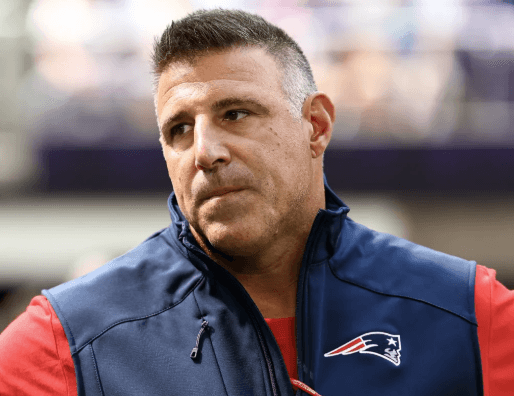 Coach Mike Vrabel Walks Out of Critical Patriots Meeting When Kevin Faulk Receives Devastating News — What He Did Next Left the NFL in Tears