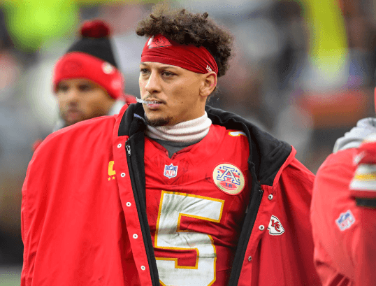 Just Before Kickoff in Chiefs vs. Chargers at Arrowhead Stadium, Patrick Mahomes Leaves Chiefs Kingdom Speechless — Not With a Highlight Throw, But With a Special Gesture Toward Washington That Moved the Entire NFL