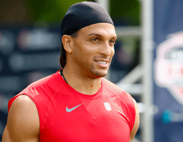 Patriots Star Mack Hollins Explains Why He Walked Into Gillette “Shirtless and Barefoot” in the Snow — Reveals a Heartwarming Story That Shocked the Entire NFL