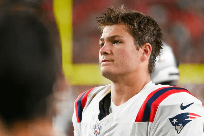 A white flower under the lights of Sunday Night Football – a quiet message that touched the hearts of Drake Maye and Patriots Nation