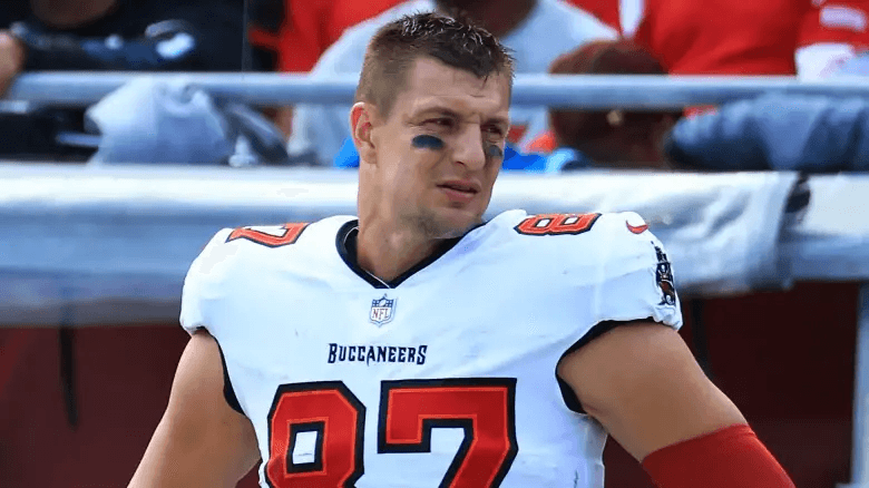 Legendary Rob Gronkowski breaks his silence, sends a blunt message to fans and publicly defends the $100 million QB amid calls to cut ties