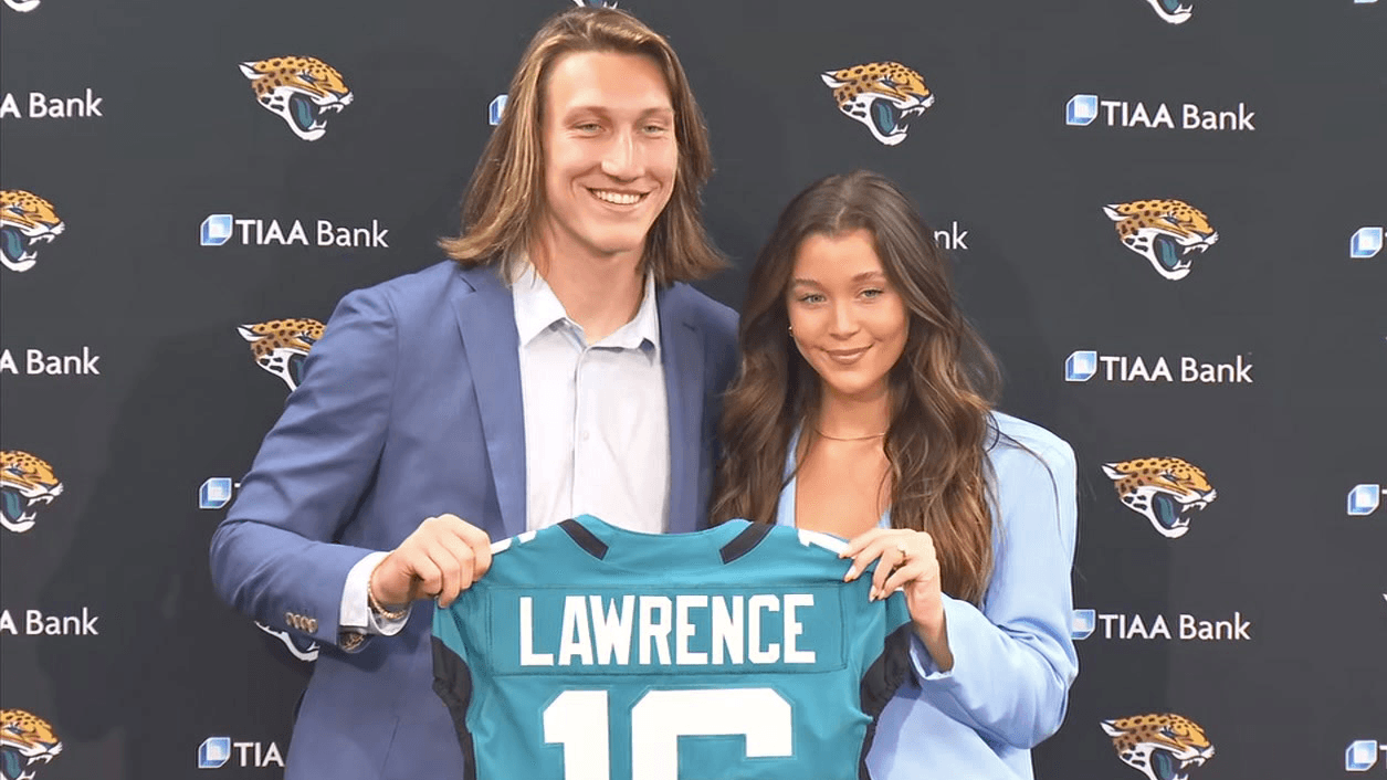 Jaguars Superstar Trevor Lawrence Rescues a Lost Dog in Freezing Conditions — Quietly Giving Up His Most Meaningful Possession to Save a Life
