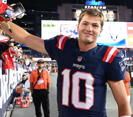Few Noticed This Moment at Gillette — But It Is Becoming the Greatest Mental Anchor for Drake Maye in the Do-or-Die Clash With the Chargers