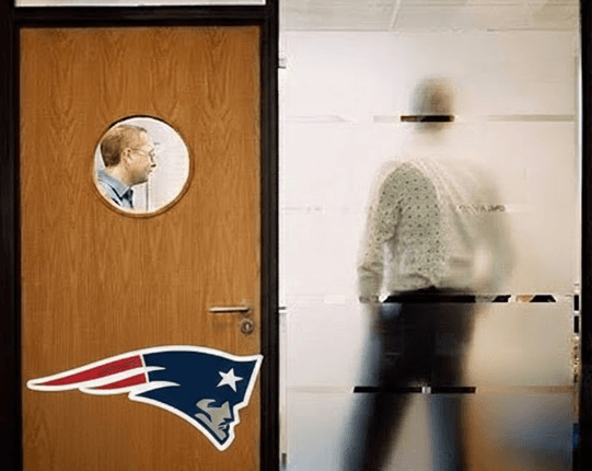 Former Dolphins head coach Mike McDaniel spotted in late-night emergency meeting with Robert Kraft and Mike Vrabel — what surfaced afterward sent shockwaves through the NFL 