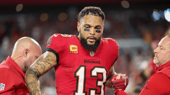 Mike Evans was spotted flying home, as a cryptic three-word message sparks retirement concerns and leaves Buccaneers fans stunned.