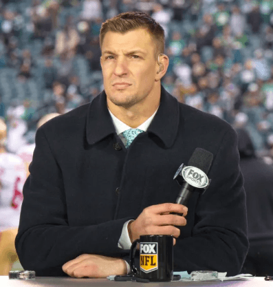 Legend Rob Gronkowski Shocks by Speaking Out in Support of Drake Maye, Criticizing Associated Press for "Injustice" – And Drake's 7-Word Response Freezes Social Media
