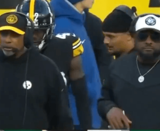 Steelers Safety DeShon Elliott Caught in Heated Arguing Heatedly with DC Teryl Austin Before Game-Saving Interception Against Packers – A “Defiant” Moment That Sent Shockwaves Through the Steelers Locker Room