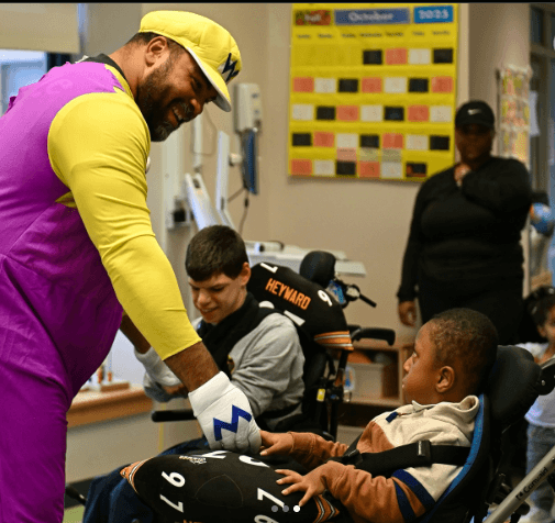 Cam Heyward broke down in tears when he saw his own reflection in the story of a young fan battling cancer:"Back then, I played ball just to give my mom a better life. Today, this little boy has given me a whole new perspective on life."