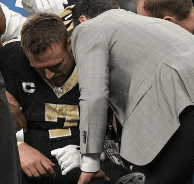 From a humble high school gym with two warm hearts to the dazzling NFL stage in front of millions of viewers – Taysom Hill's gesture for his former coach, his 'second father,' has written the most touching story of the 2025 season.