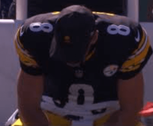 From a modest California gym to the dazzling lights of the NFL – the story of Aaron Rodgers’ heartfelt gesture toward his former coach, his ‘second father,’ has touched millions of hearts and become one of the most moving symbols of the 2025 season.