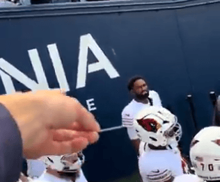 Seahawks QB Sam Darnold Defends Cardinals QB Jacoby Brissett After Fan’s Vile Heckling in 44–22 Win Over Cardinals: “He Deserves Respect – He Played with All His Heart.”