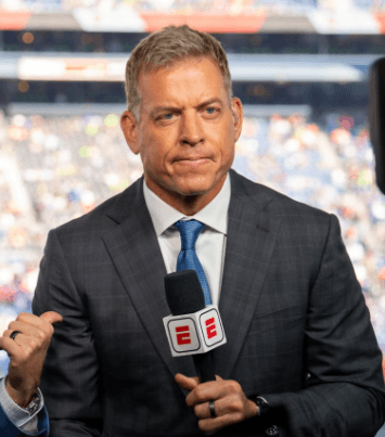 Cowboys Legend Troy Aikman Calls for NFL Investigation into Alan Eck’s Officiating Crew After a Series of Unfair Decisions Targeting Dallas in the Chargers Game