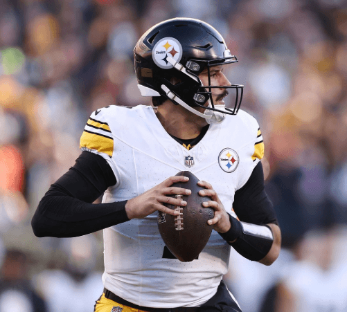 Former Steelers QB with 18,543 Career Rushing Yards and 124 Passing Touchdowns Signs with Denver Broncos After "Return Home" Attempt Fails