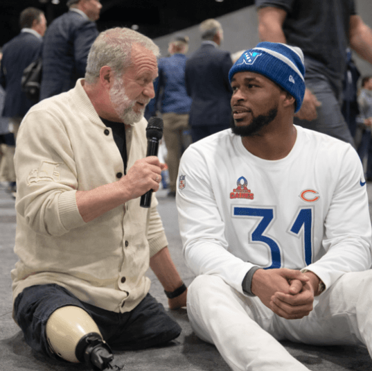 Kevin Byard Shocks NFL by Skipping FOX & ESPN, Choosing to Interview Local Disabled Reporter on Pro Bowl Opening Night – Viral Video of Heartwarming Moment Moves Bears Community to Tears