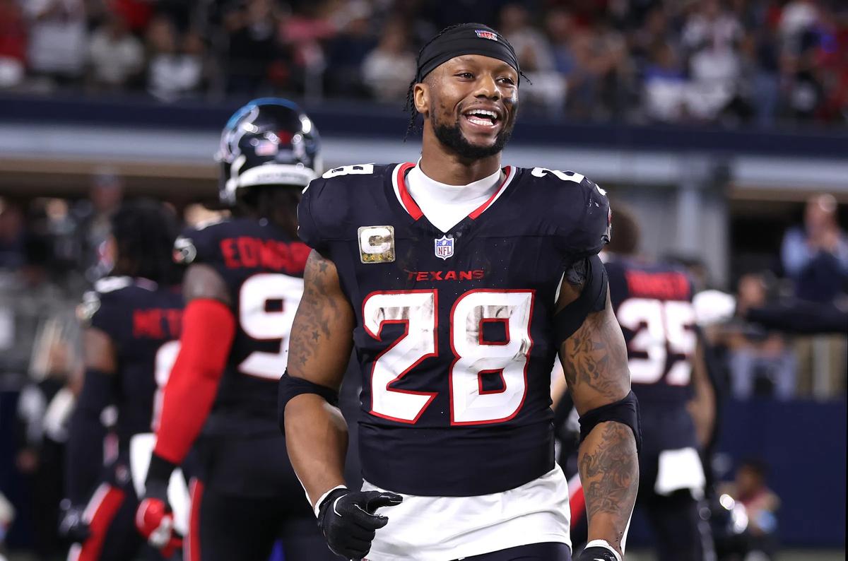 Texans’ 2× Pro Bowl RB Sends Unexpected Message on X, Hinting at His Future in Houston After 30-6 Wild Card Win Over Steelers