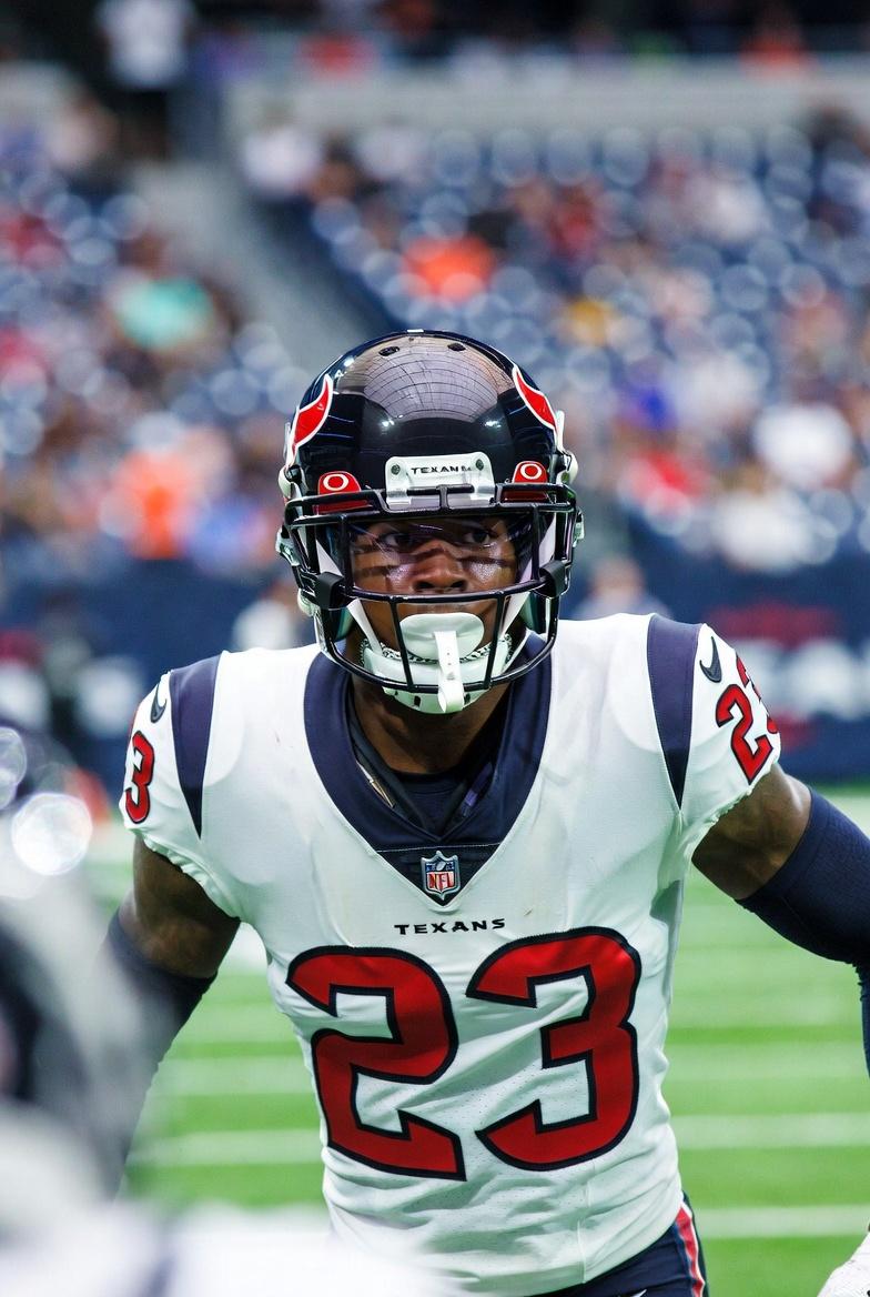 Rookie Houston Texans Player Robbed at Gunpoint Right at His Home After Returning from Team Practice – Armed Criminals Cause Horrific Crash During Escape
