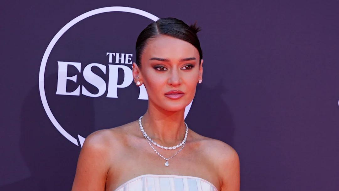 The Wife of a 49ers Star Turns Heads on Social Media With a Stunning Bikini Photo During the Team’s Offseason – One Small Detail Leaves the NFL Surprised