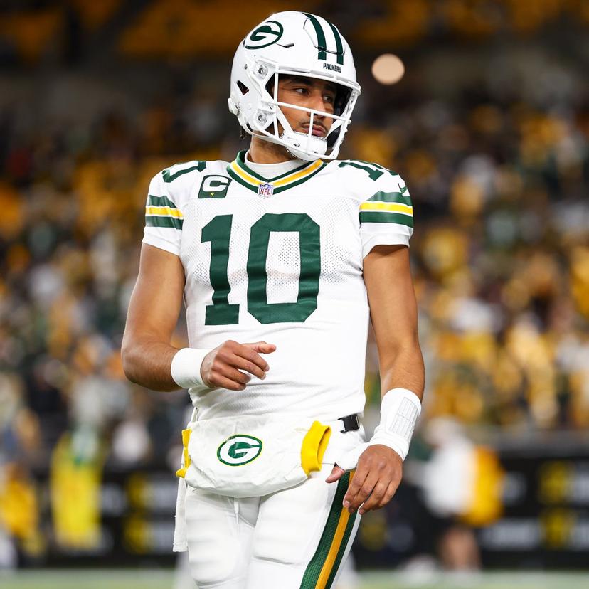 Aaron Rodgers and Jordan Love Delay Jersey Swap After Packers’ Win — Fans Suspect Tension, But the Real Reason Will Melt Your Heart