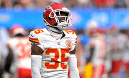 A veteran Chiefs star brings fans to tears with a quiet goodbye to Kansas City following Clark Hunt’s remarks