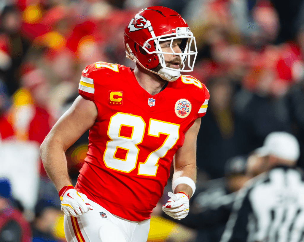 A Pro Bowl Tight End Cornerstone Quietly Weighs an Exit as a Chapter Nears Its End
