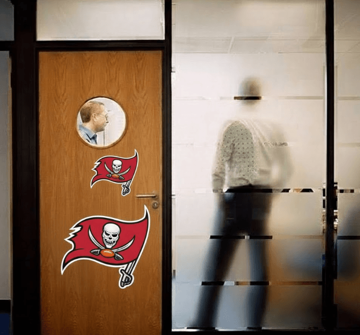 Former Coach Mike McDaniel Spotted in Emergency Late-Night Meeting With Owner Joel Glazer and Head Coach Todd Bowles — What Was Revealed Afterward Shocks the NFL