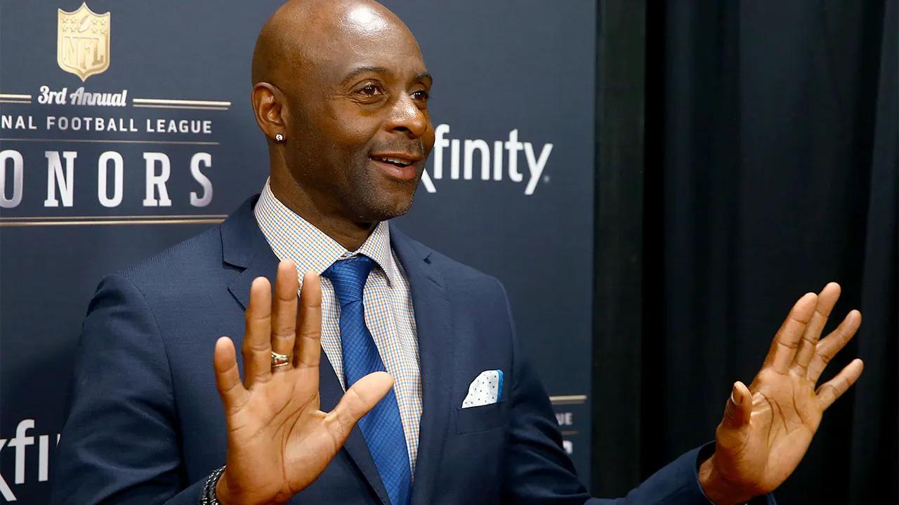 Eagles Fans Boo Jerry Rice, NFL Legend Responds With a Gesture That Silenced the Entire Stadium — A Viral Video That Has the Whole NFL Paying Attention