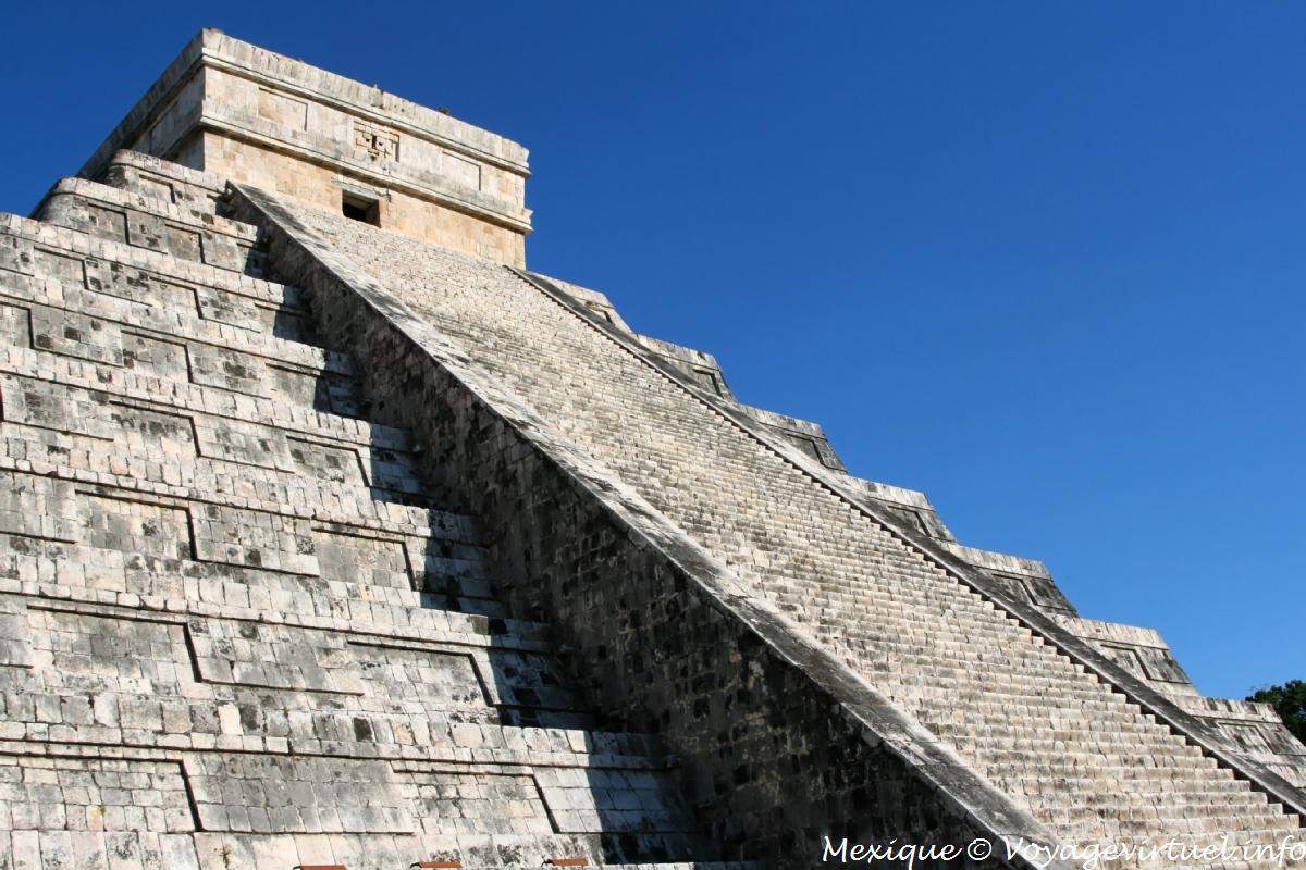 https://www.voyagevirtuel.net/mexique/bigphotos/chichen-itza-castillo-pyramide-kukulkan-escaliers-13.jpg